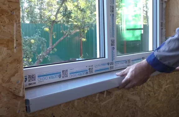 Установка подоконника ПВХ для пластиковых окон в Смоленске, замена  подоконников ZE Окна
